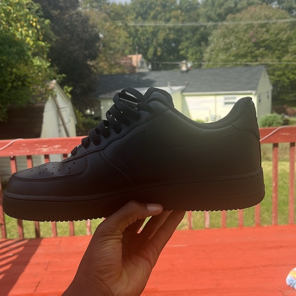 Hi my name is Denille I have these Nike black air force 1 that I don’t wear